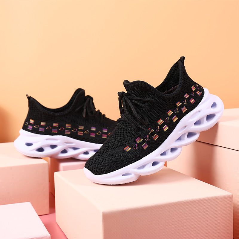 Girls' sport sneaker with mesh