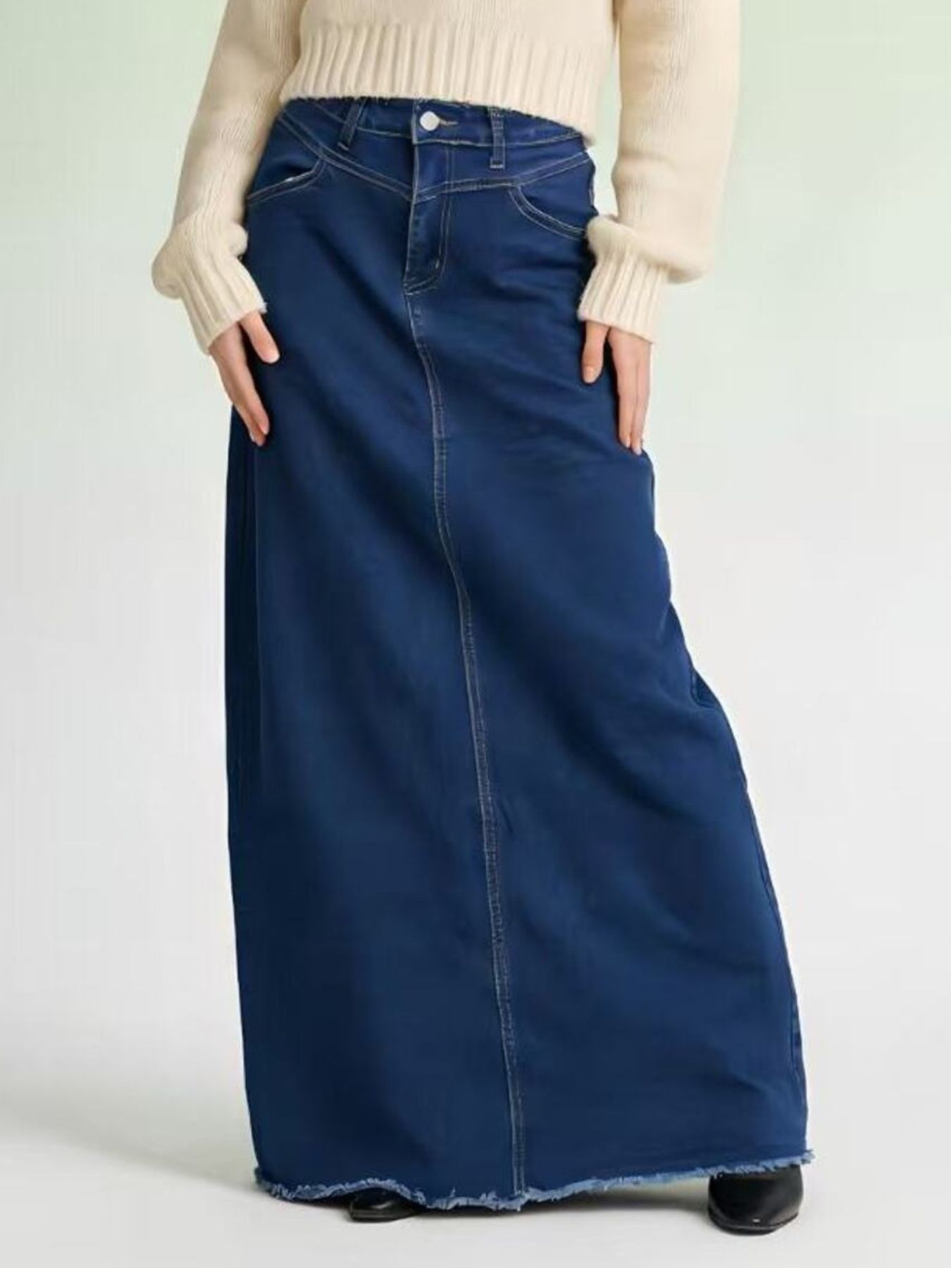 Raw hem maxi denim skirt with front button closure in dark blue, 85% cotton / 15% polyester blend.